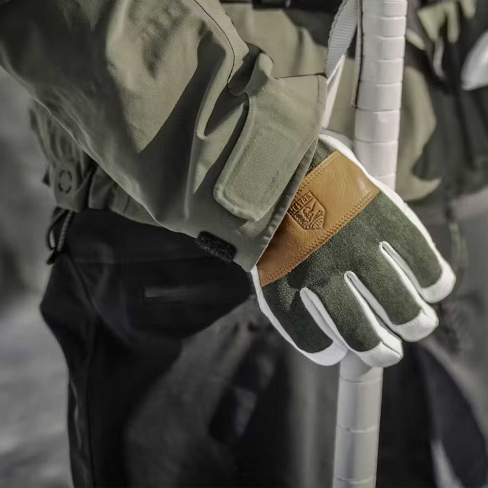 Voss CZone Gloves in Forest
