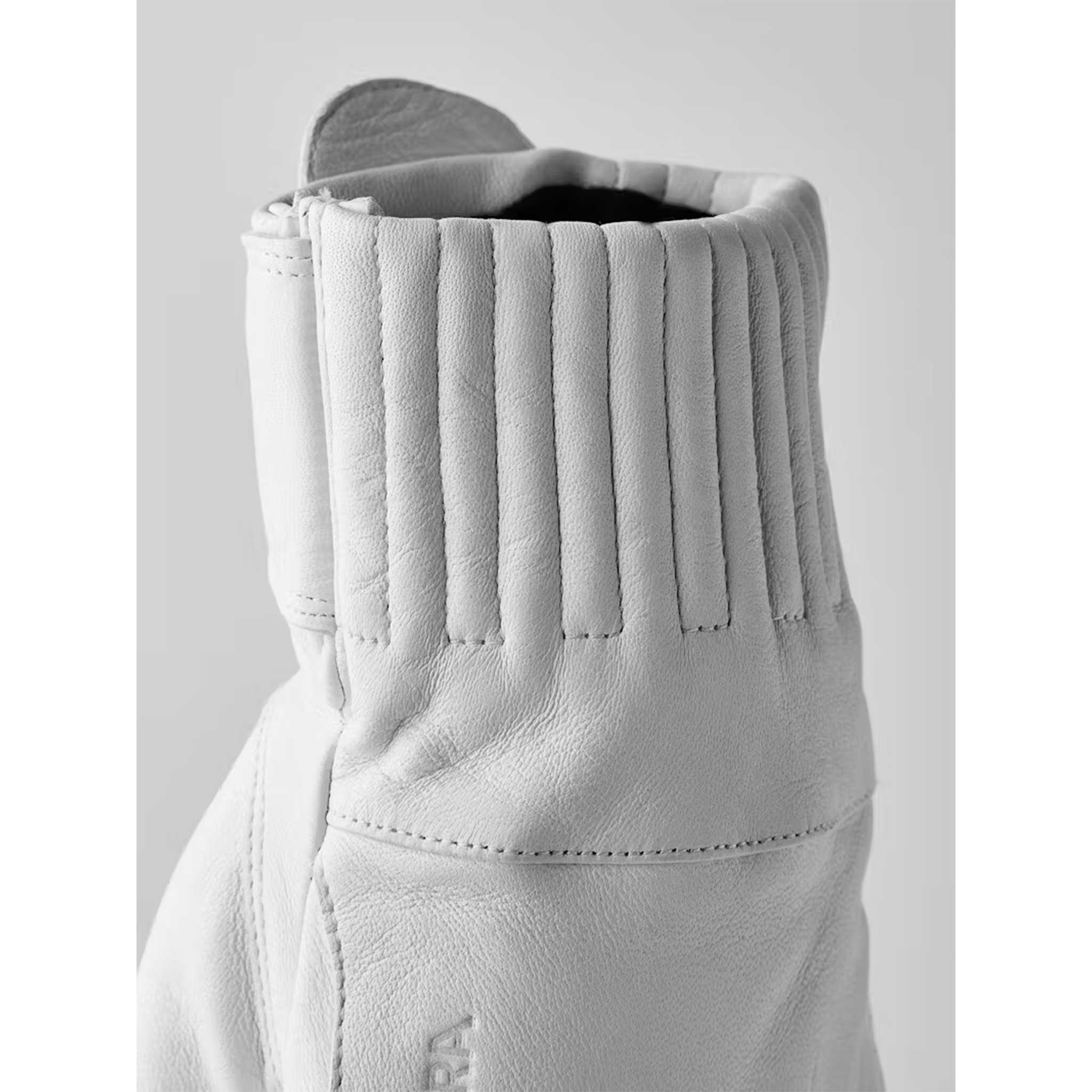Idre Gloves in White