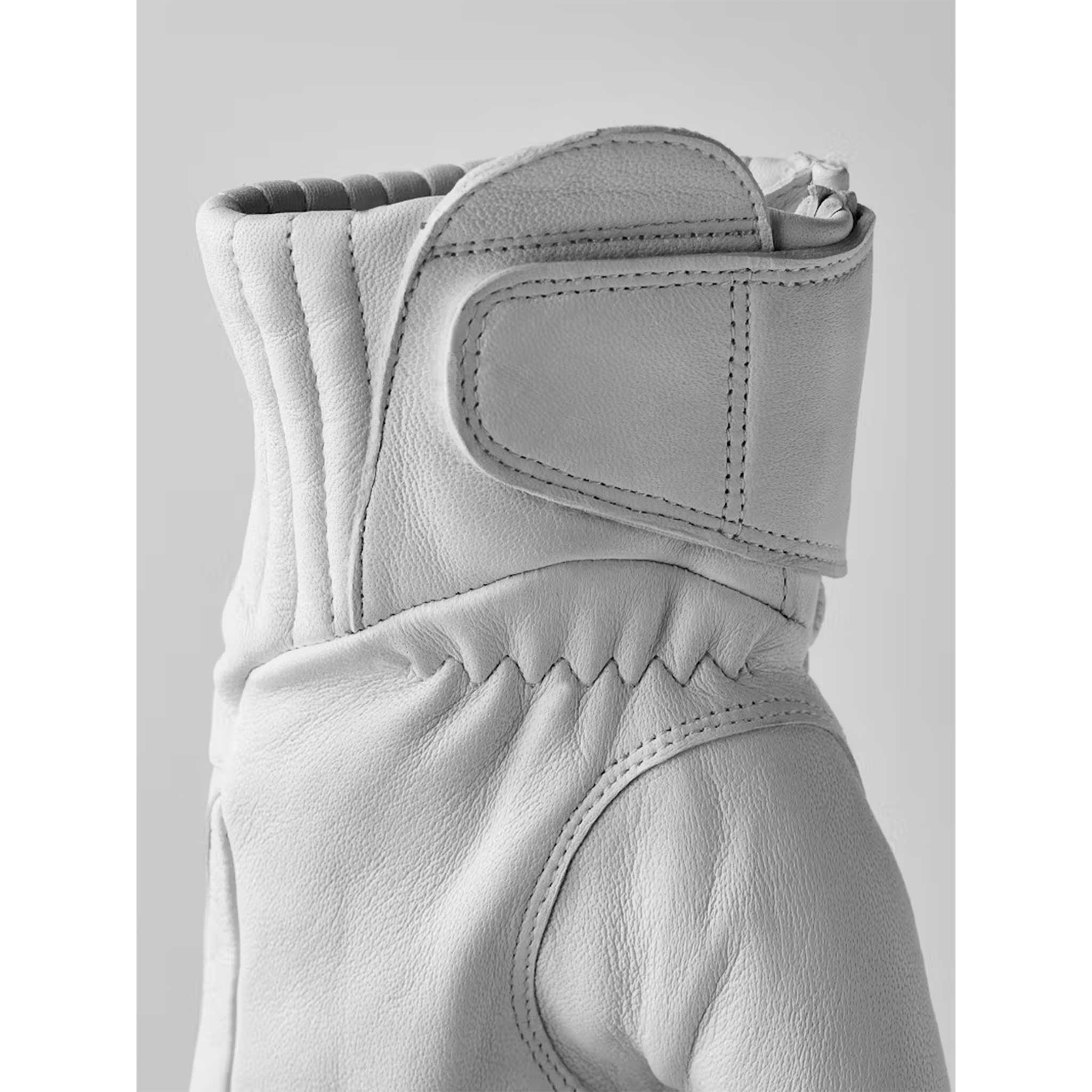 Idre Gloves in White