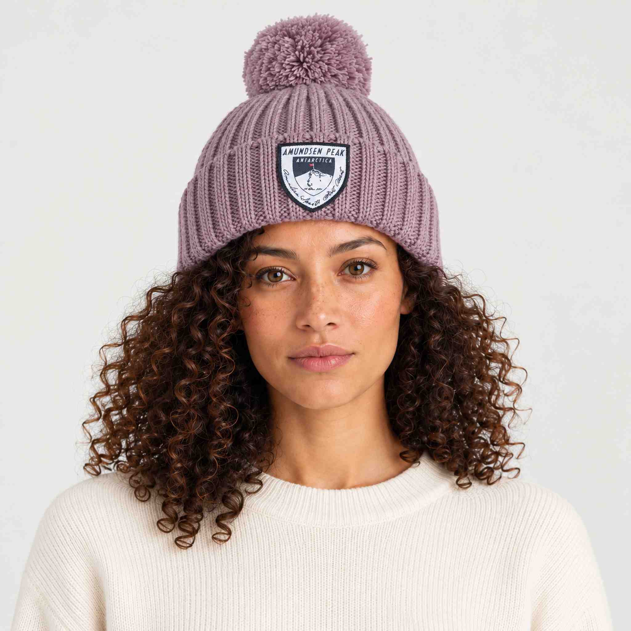 Amundsen groomer beanie mountain rose, model female front