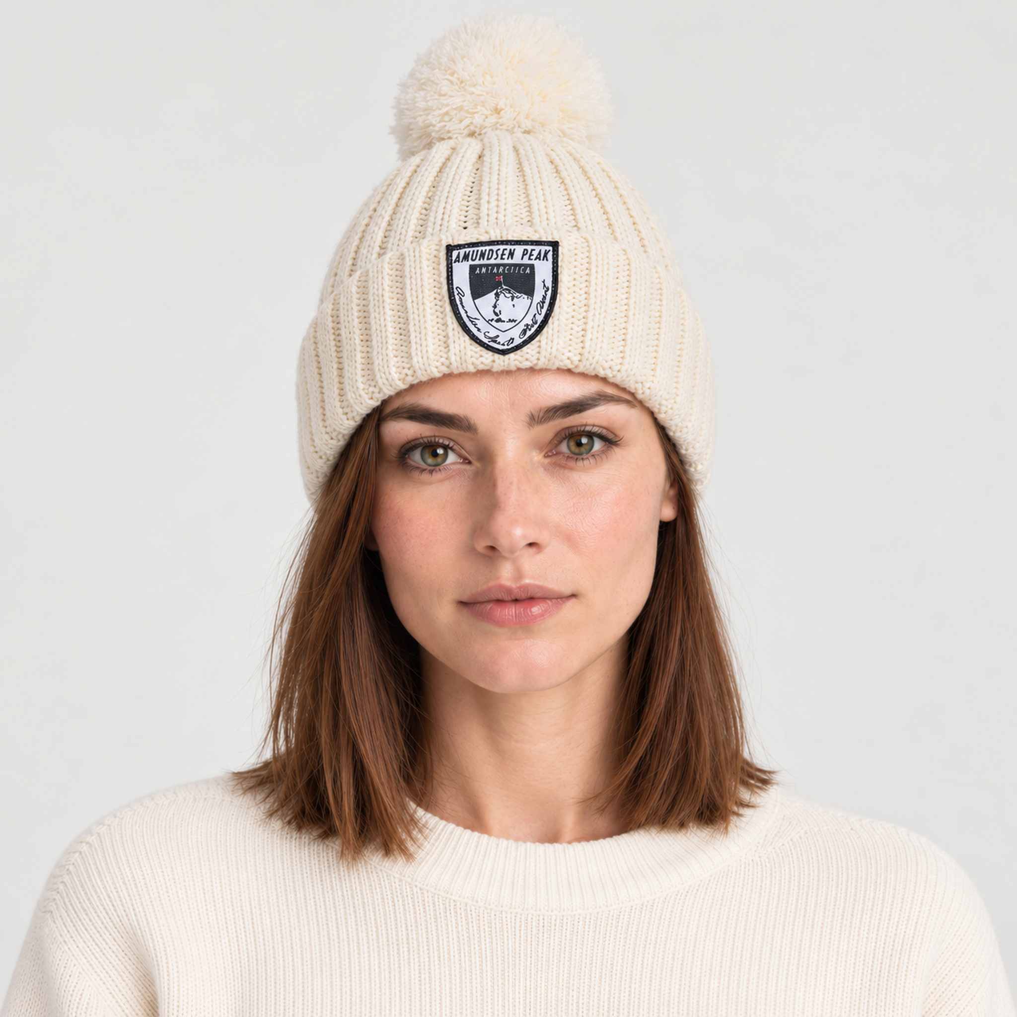 Amundsen groomer beanie oatmeal, model female front