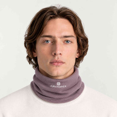 Amundsen neckwarmer mountain rose, model male front