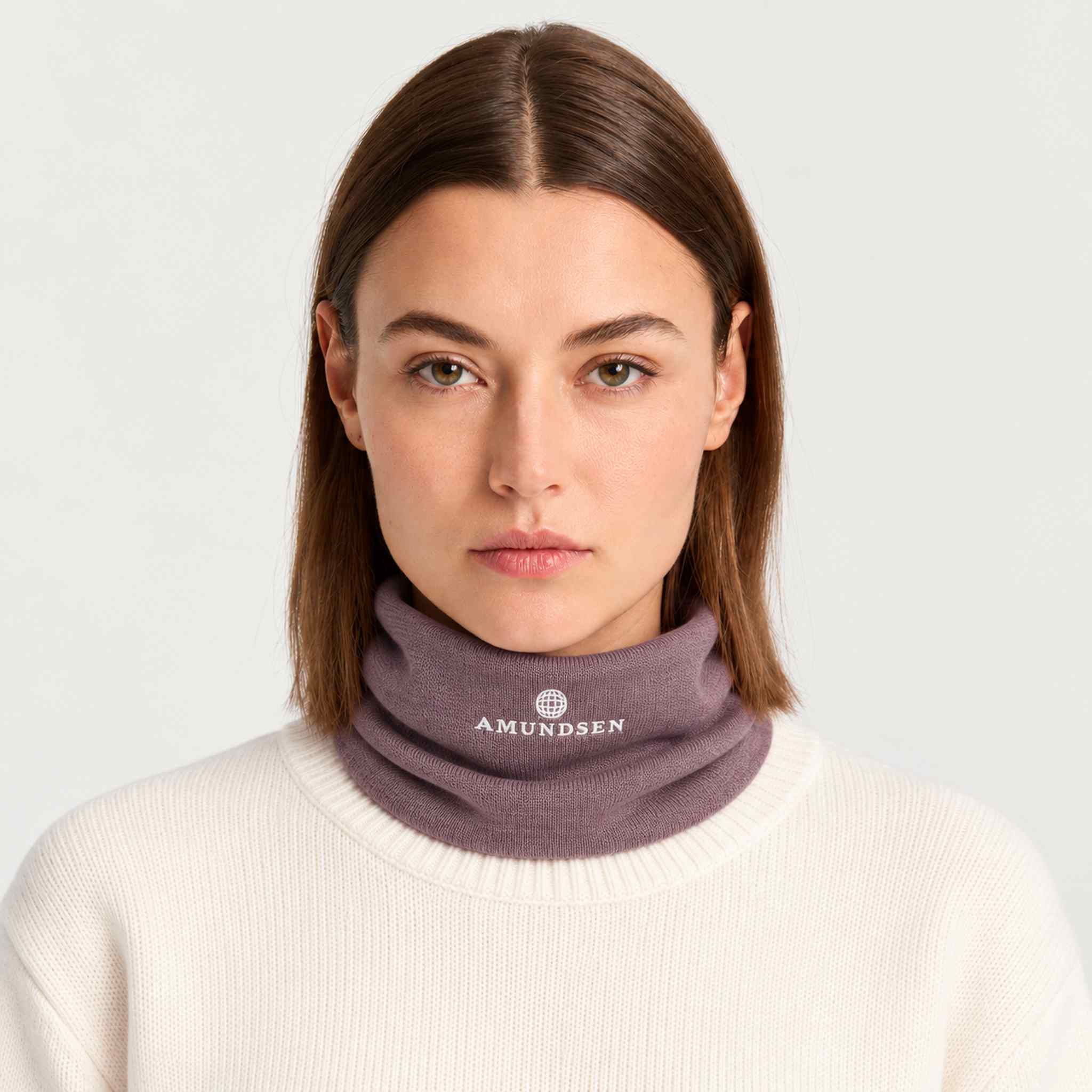 Amundsen neckwarmer mountain rose, model female front