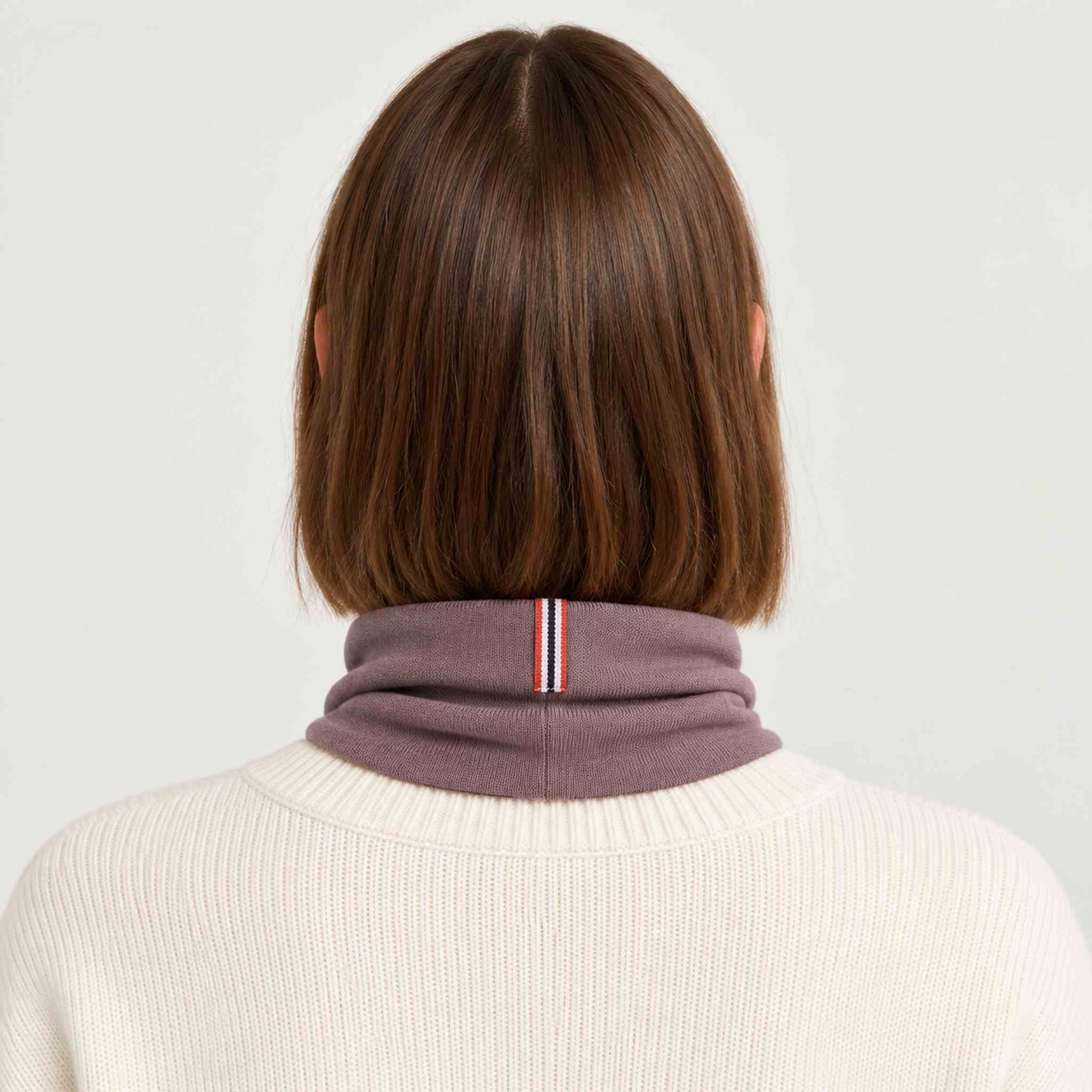 Amundsen neckwarmer mountain rose, model female back