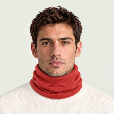 Amundsen neckwarmer weathered red, model male front