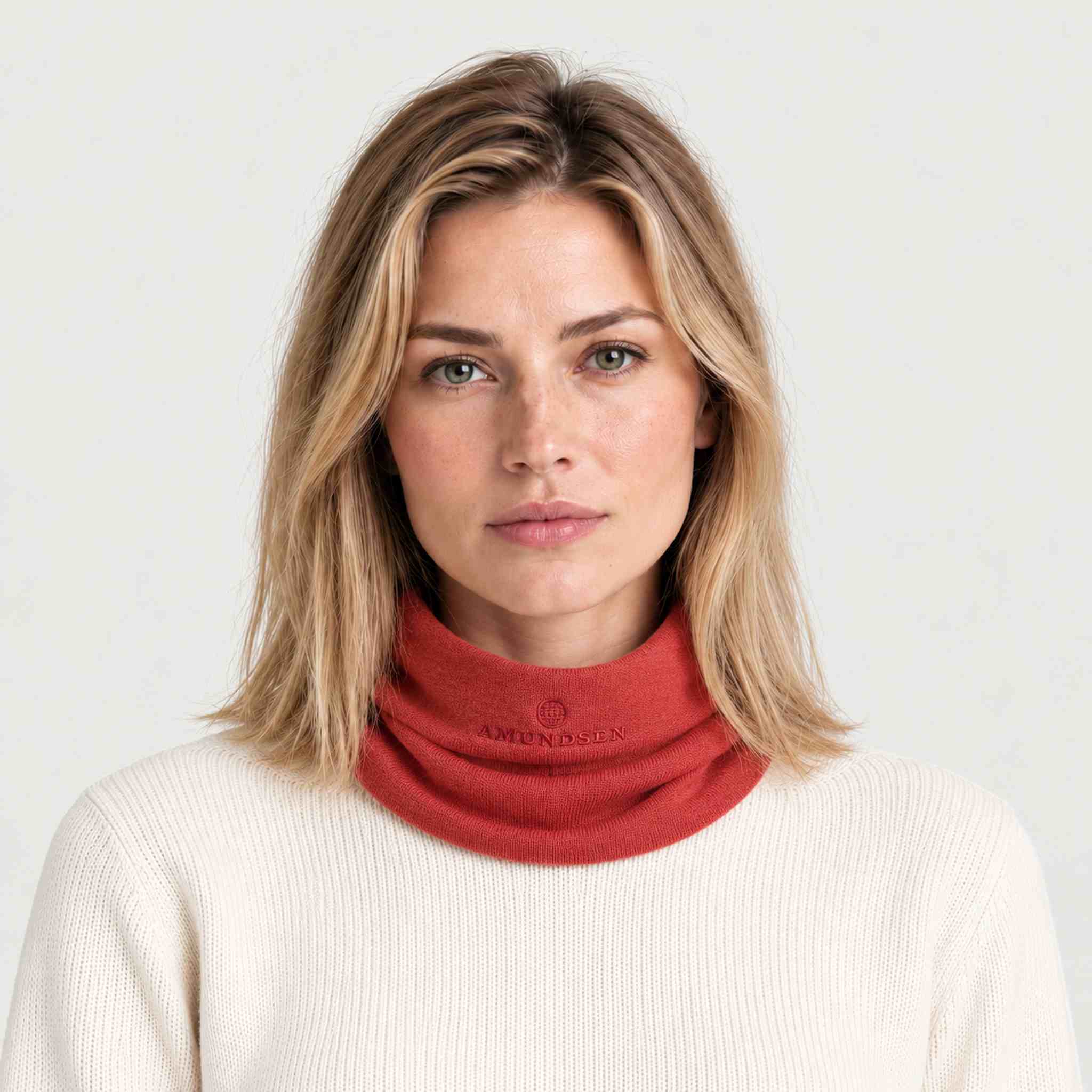 Amundsen neckwarmer weathered red, model female front