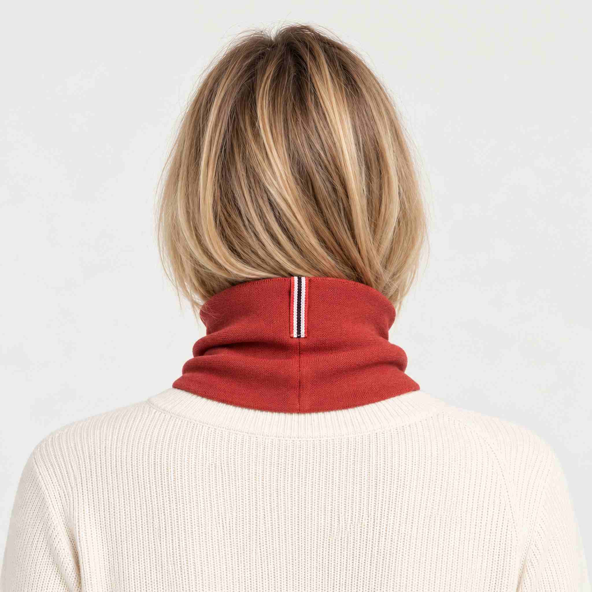 Amundsen neckwarmer weathered red, model female back