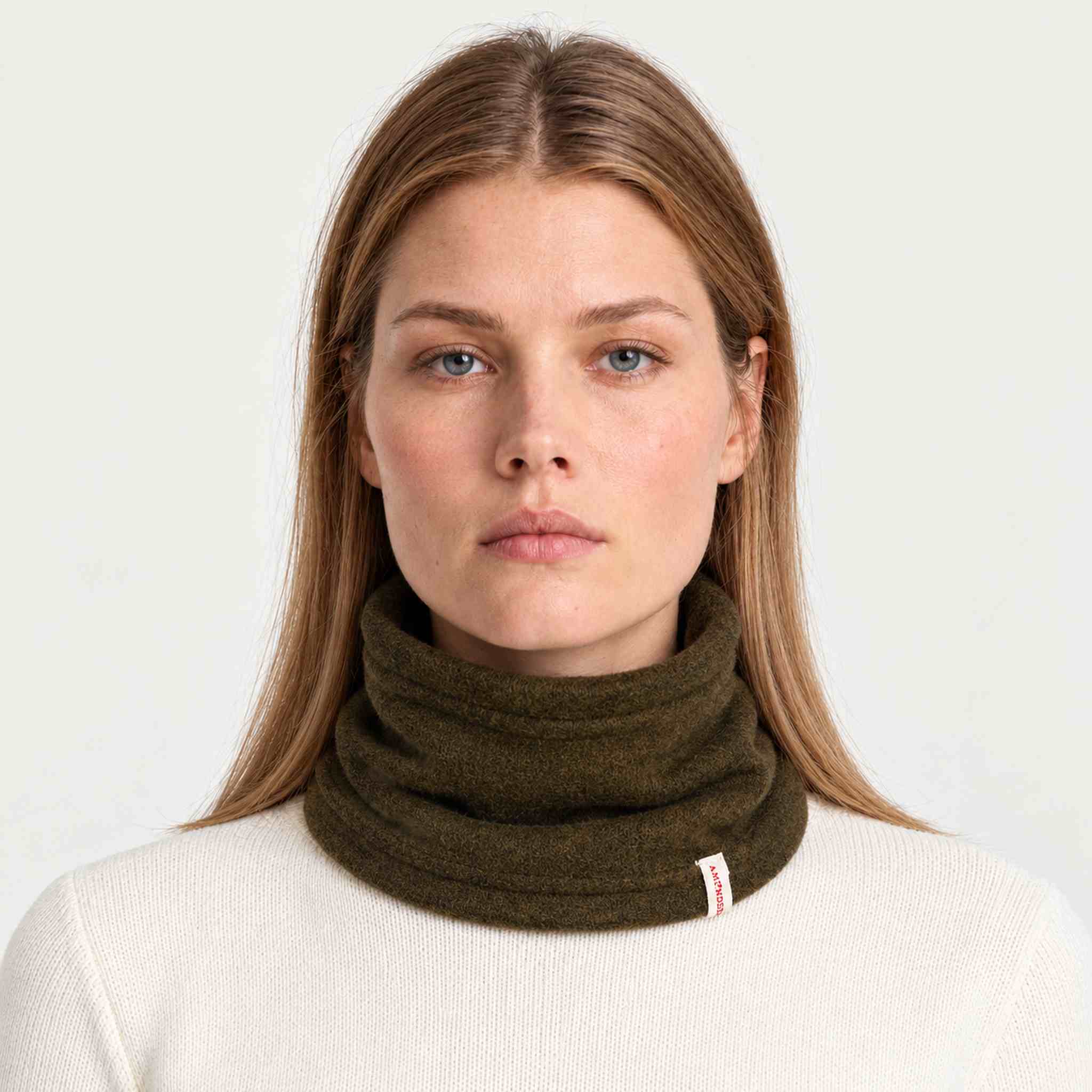 Amundsen wool neckwarmer nato, model female front