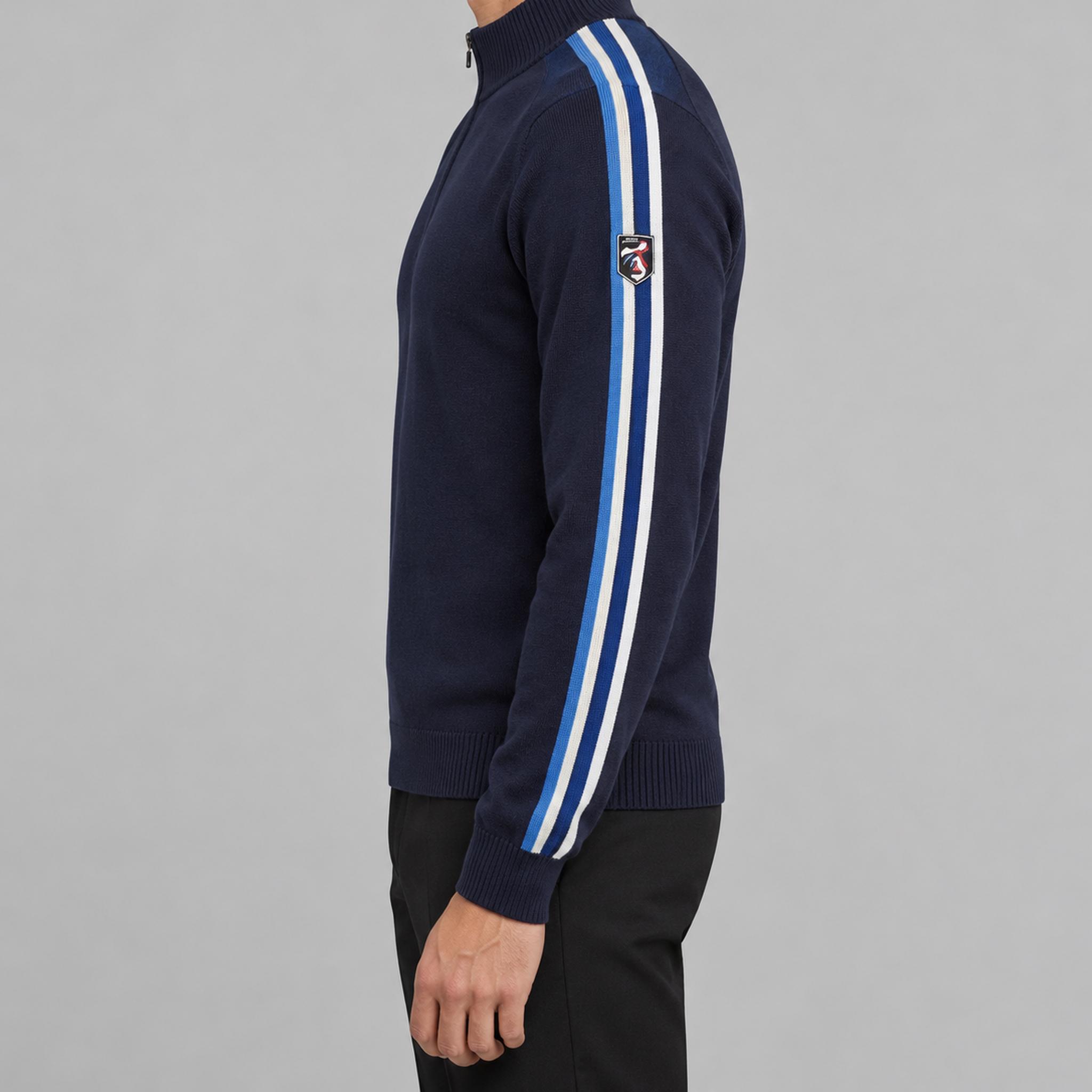 Fera Max Sweater Navy, model side