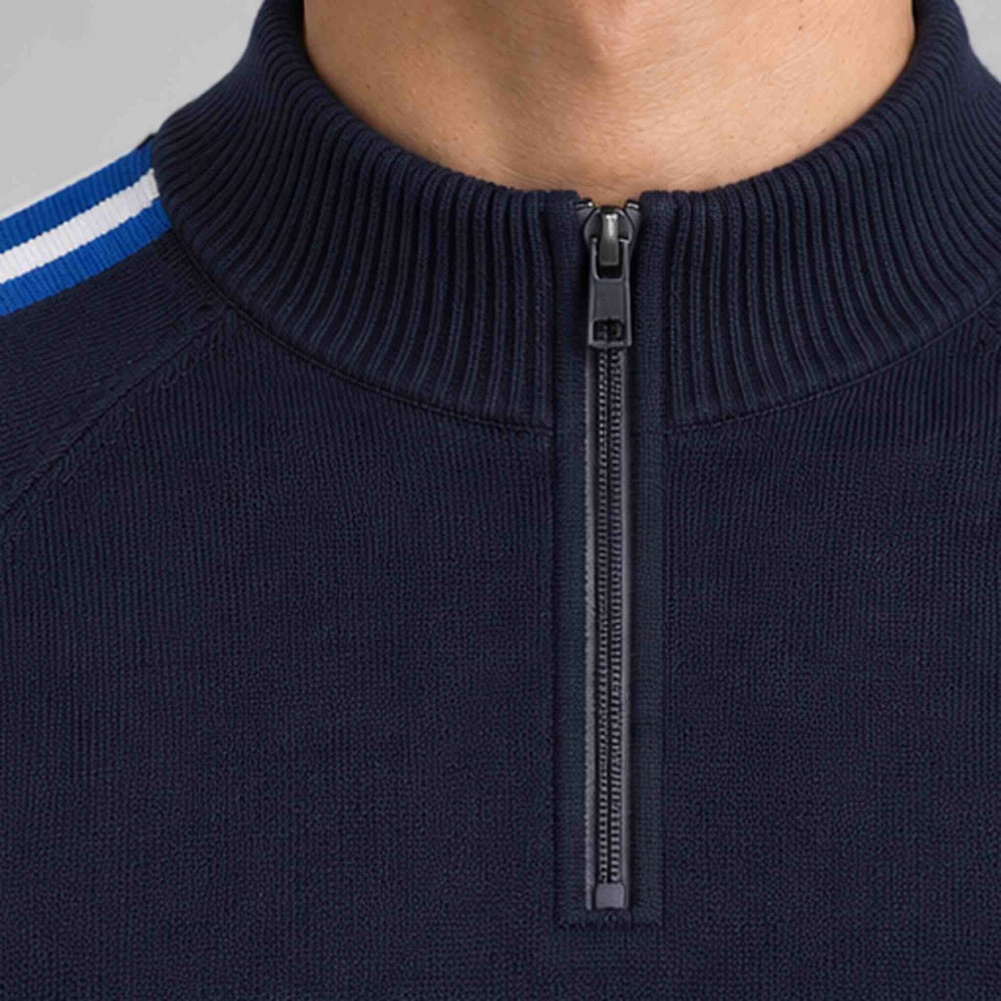 Fera Max Sweater Navy, collar detail
