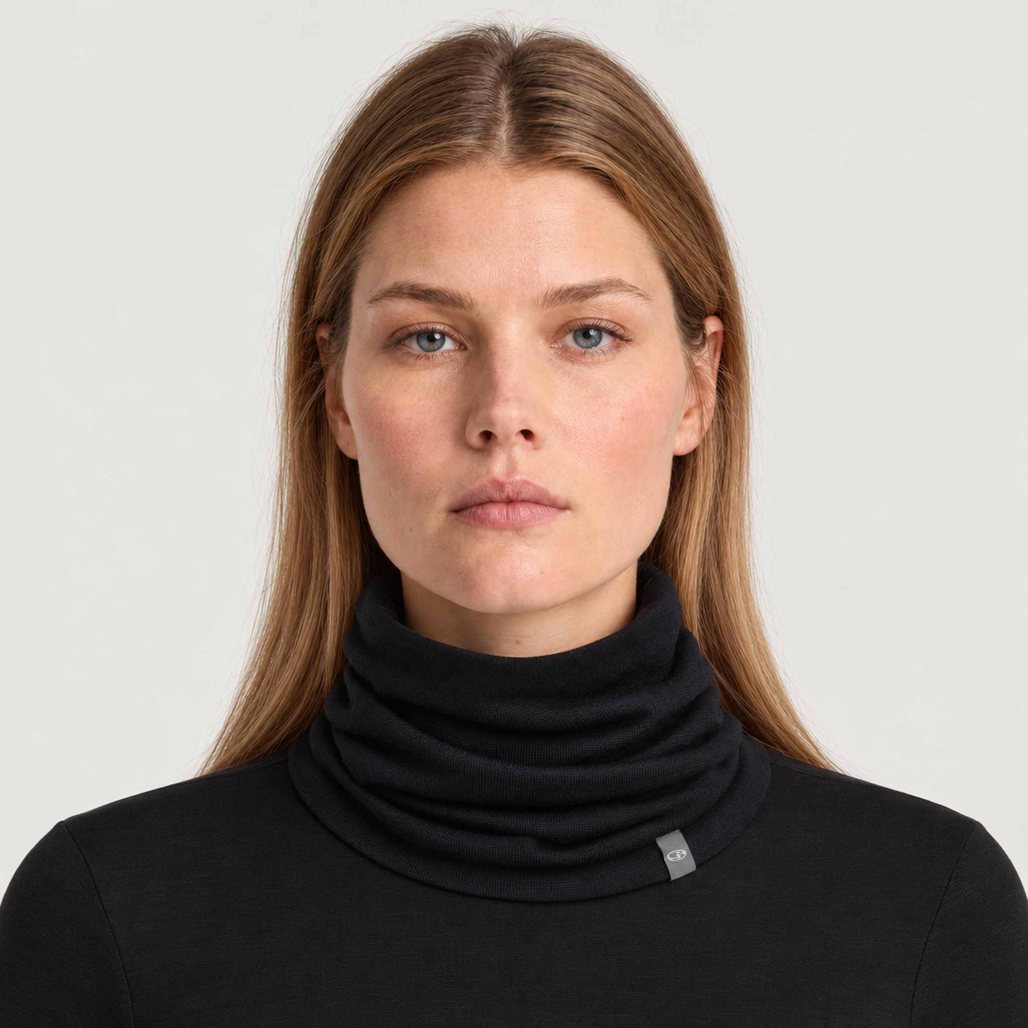 Icebreaker Oasis Neck Gaiter in Black – female front