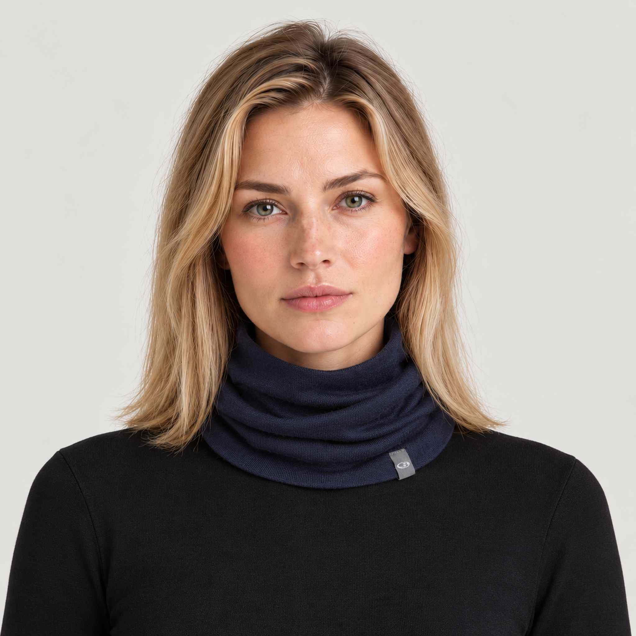 Icebreaker Oasis Neck Gaiter in Midnight Navy – female front