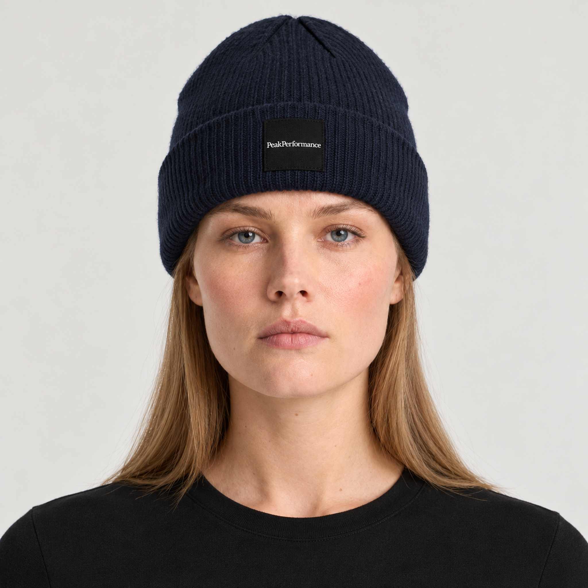 Peak Performance unisex Cornice Hat in Blue Shadow – female front