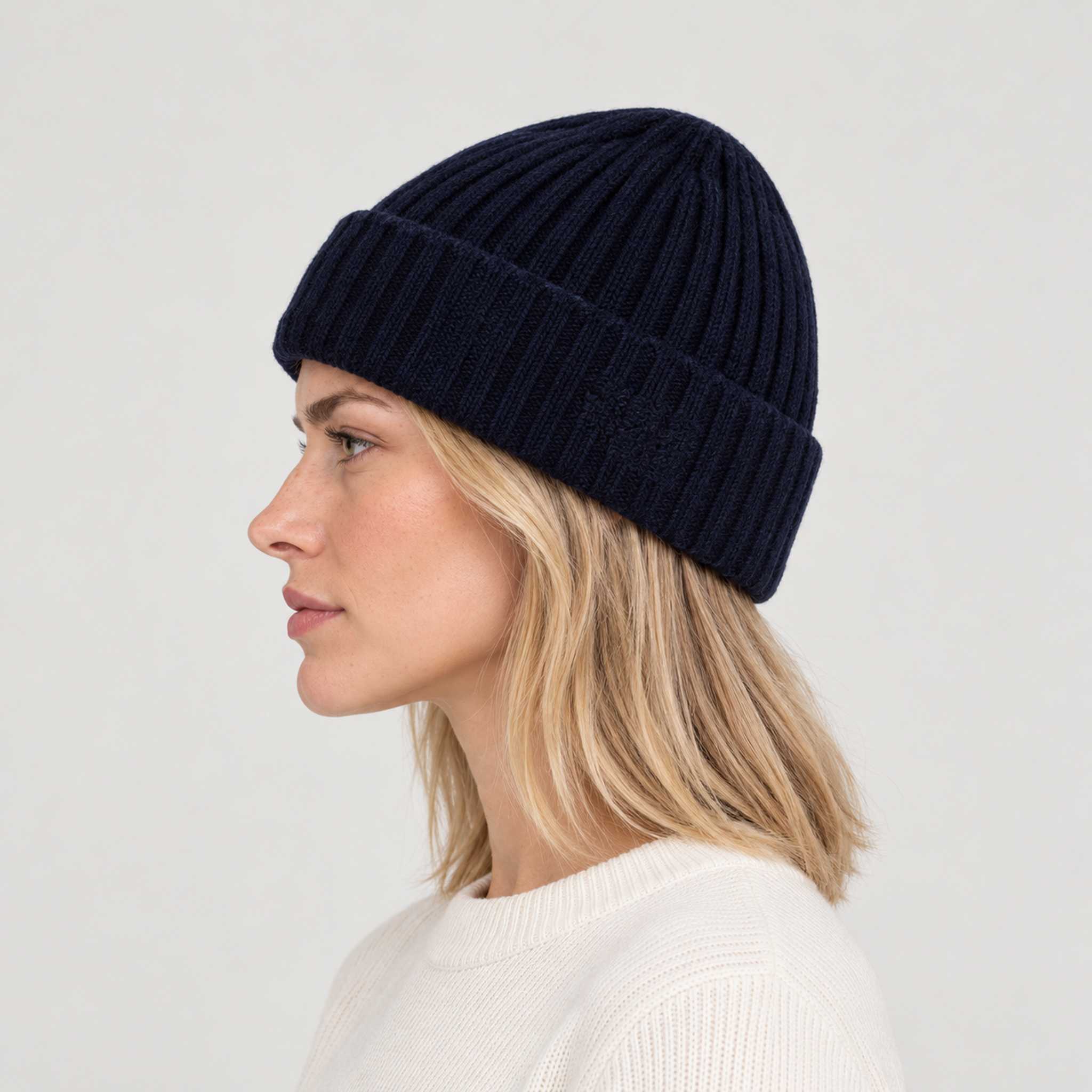 Geilo Beanie in Navy blue — 08 womens side