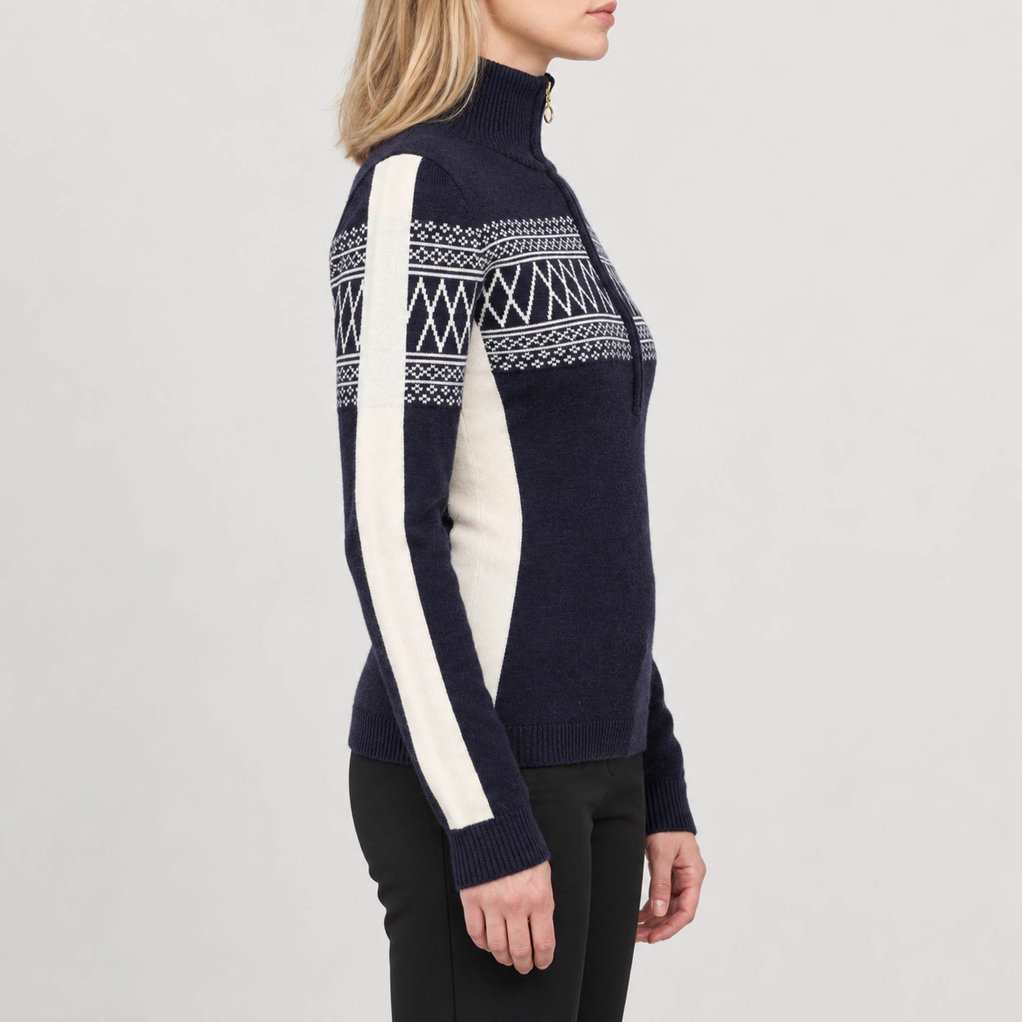 Signature Sweater in Navy blue — 05 model side