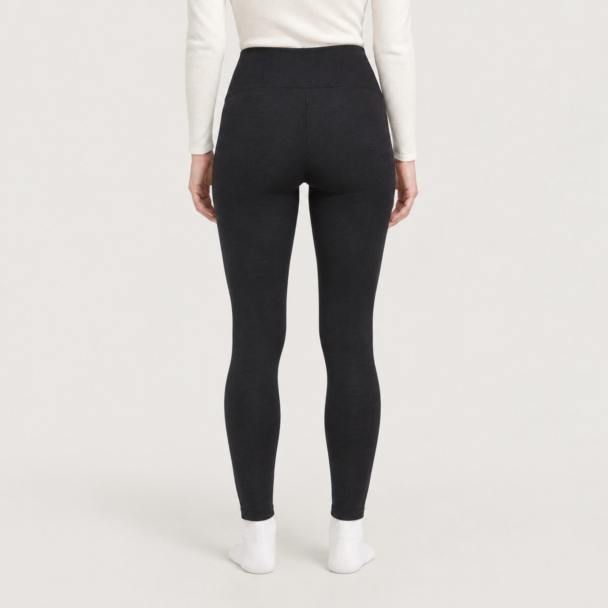 Voss Leggings in Black — 04 model back