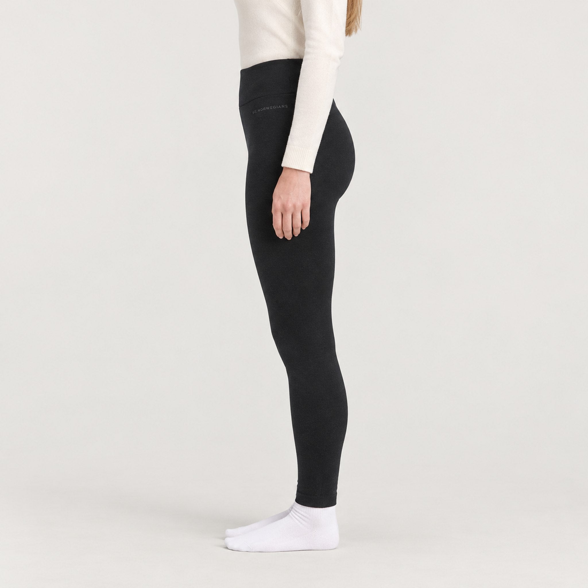 Voss Leggings in Black — 05 model side