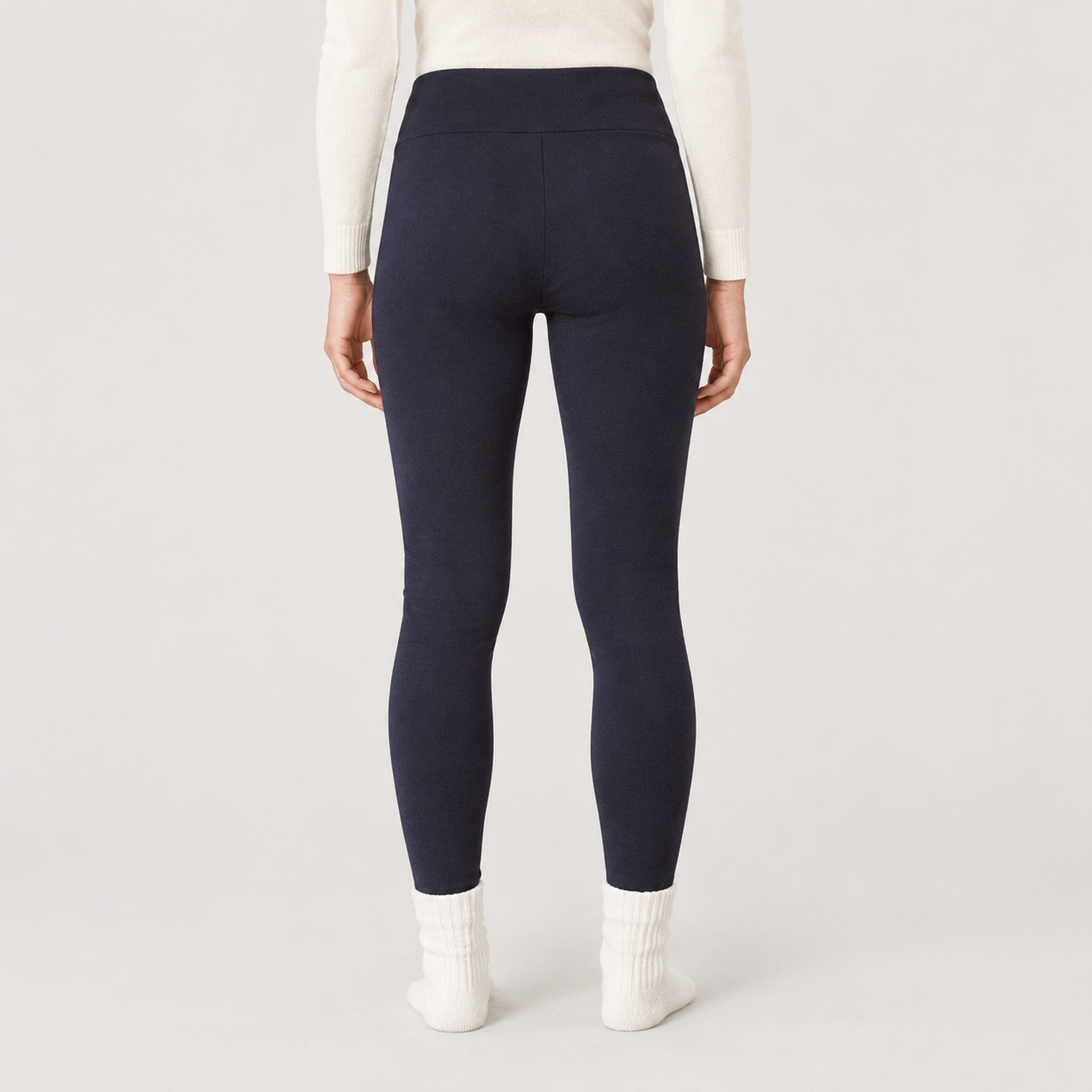 Voss Leggings in Navy blue — 04 model back