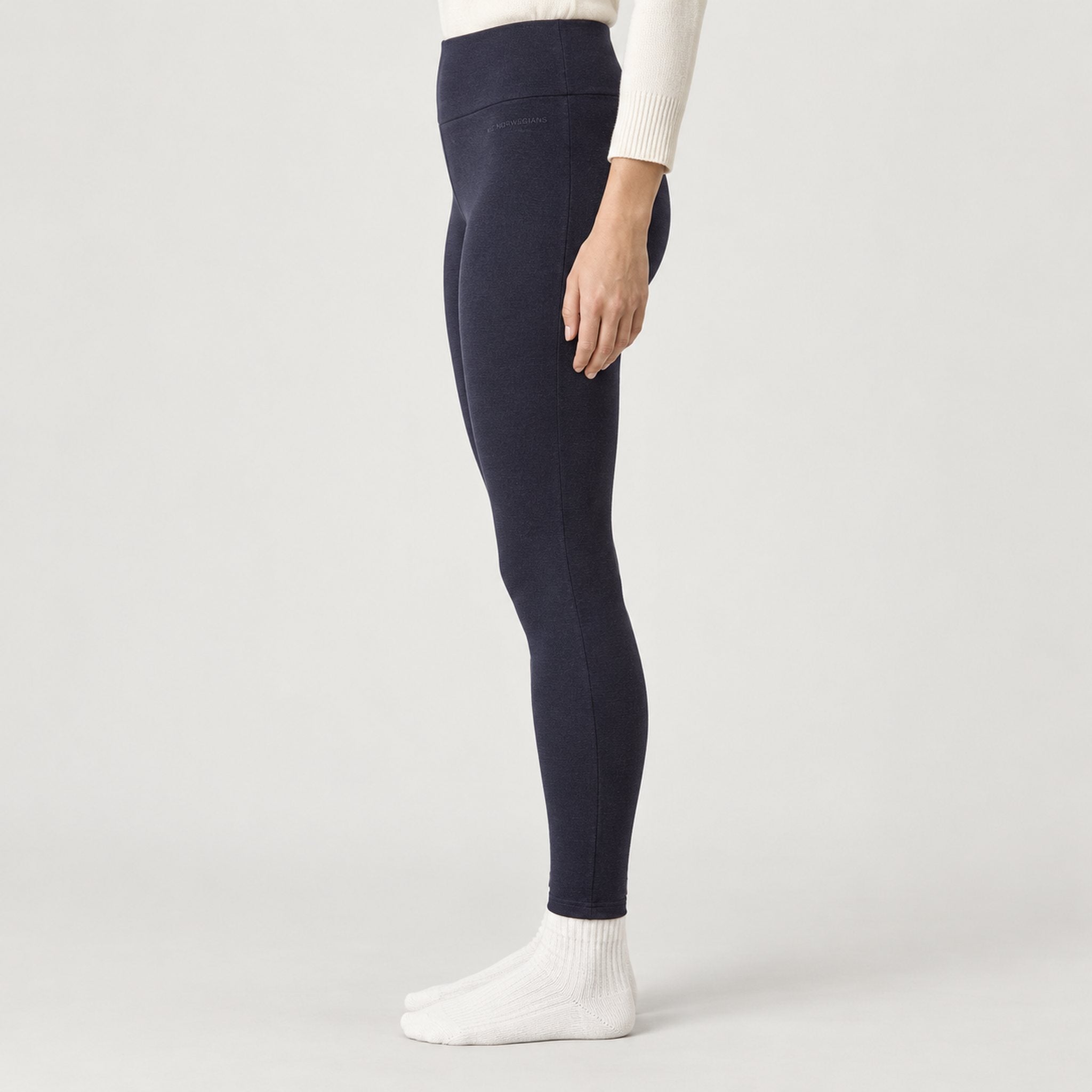 Voss Leggings in Navy blue — 05 model side